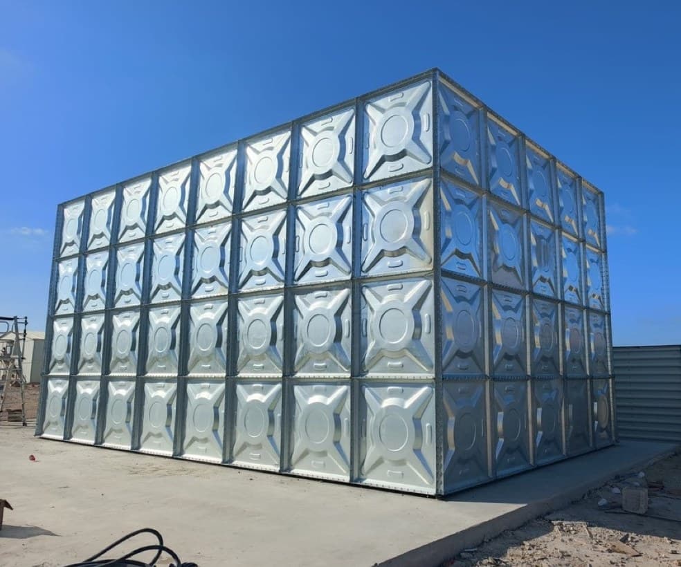 Dört katlı galvaniz modüler su deposu, beton saha üzerinde