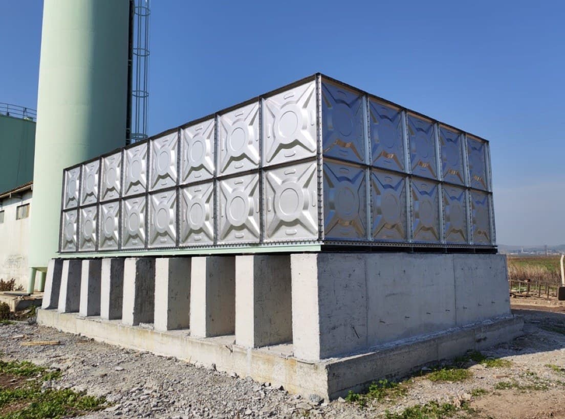 Betonarme kiriş kaide üzerine kurulmuş iki katlı modüler su deposu